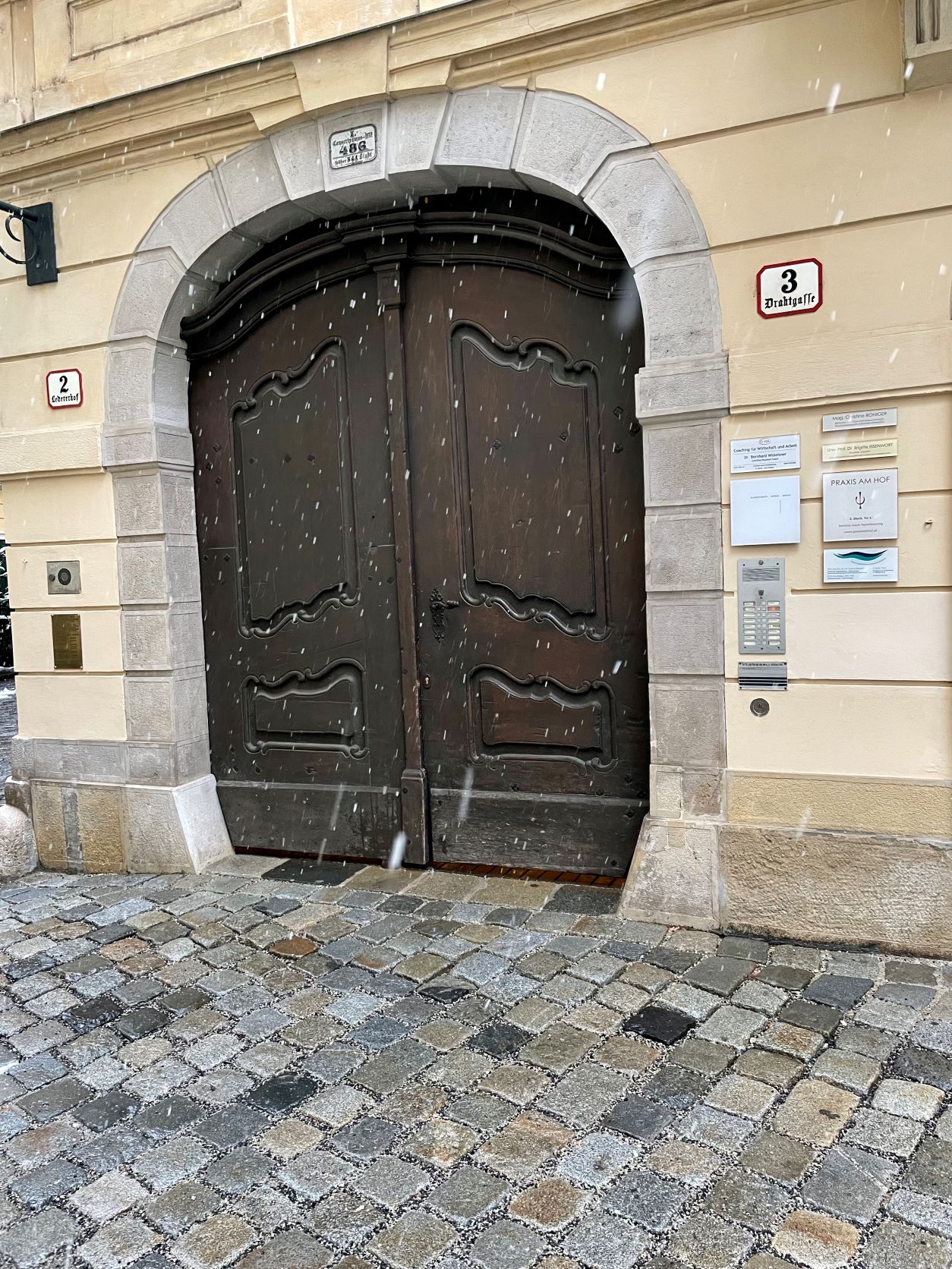 Praxis am Hof, Eingang Straße